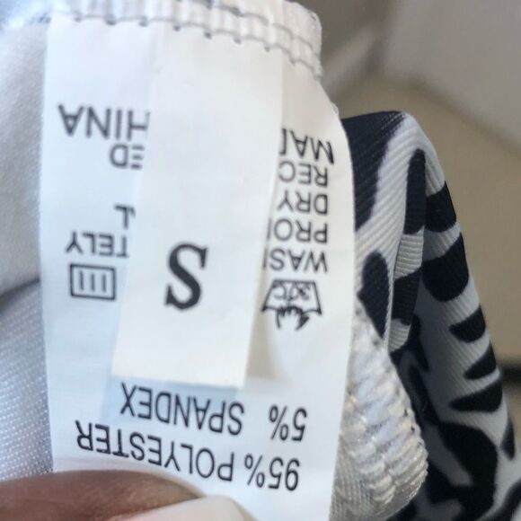 NWOT Leopard print white and black, long sleeve crop top. Size small - Picture 6 of 7